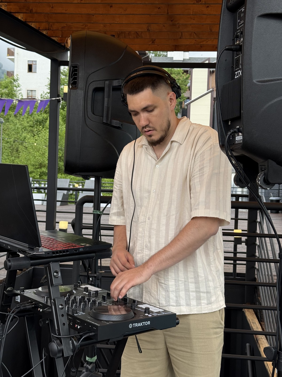 DJ за пультом на мероприятии в Сочи